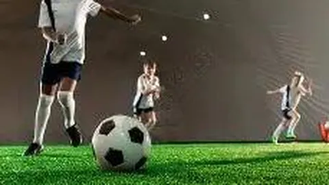 “基恩揭秘：红军球迷的争议之举，对家乡新星阿诺德的非议引发热烈讨论！”